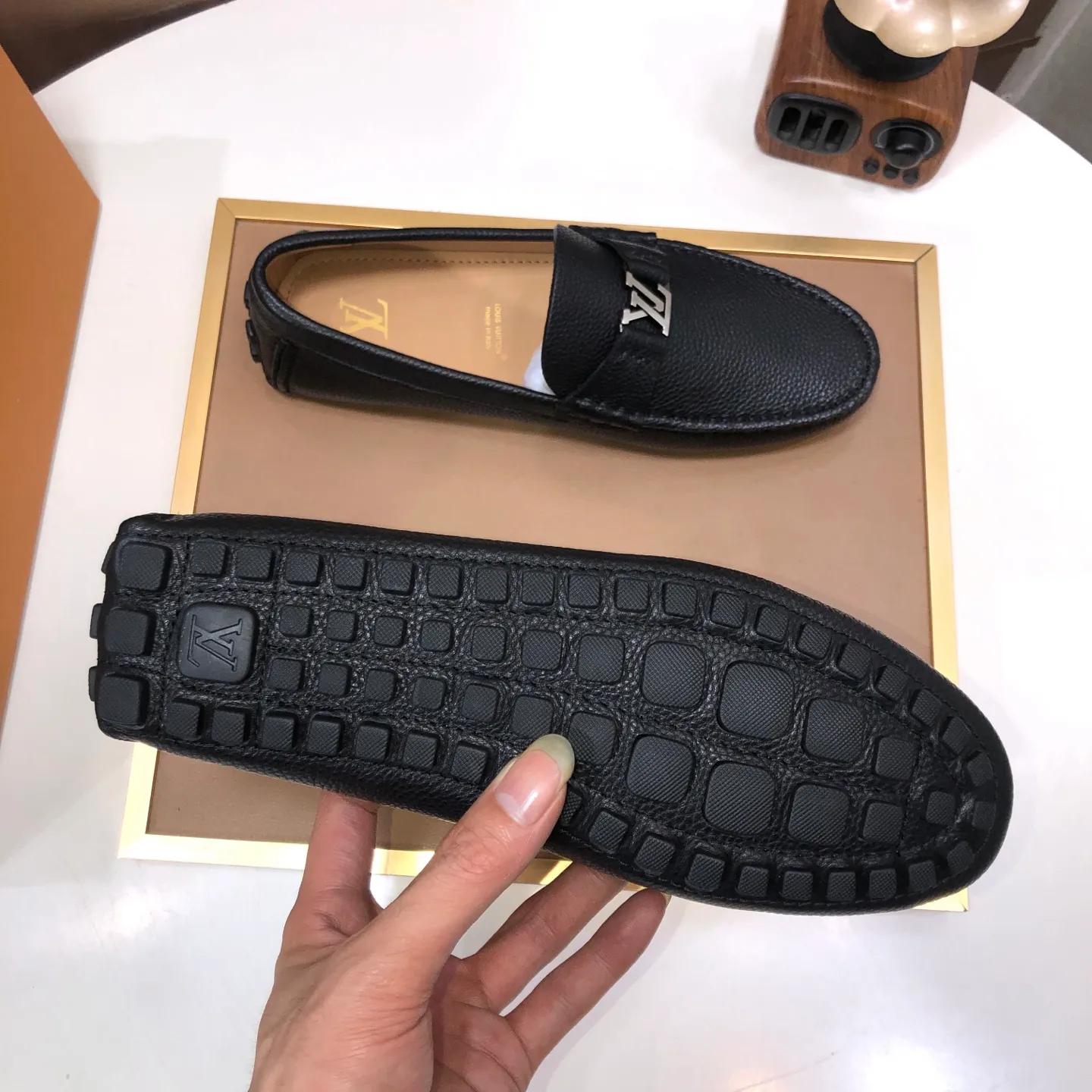 Men's men's shoes 💰420💰 [LV Doudou shoes] (water-dyed cowhide lining) new model is on the market, available on the official website. The new Doudou shoes are processed into single-color materials, and the uppers are made of imported cowhide material. The body of the shoe is fully hemmed with mark thread, and is lined with imported original cowhide leather. The elegant shoe shape is super suitable for all-matching, and the size is 38-44.